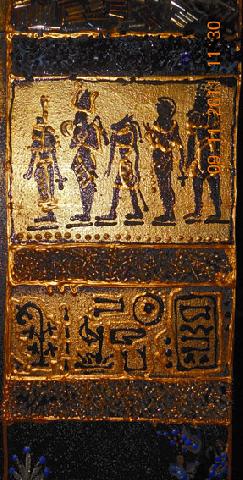 Иероглифы и рисунок богов