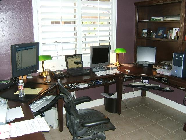 У кабінеті слід передбачати місце для необхідної кількості комп'ютерів