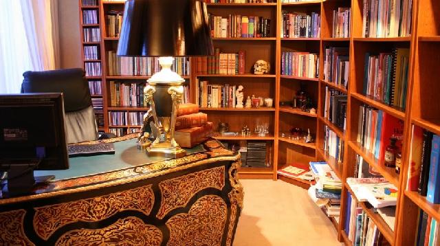 Традиционный дизайн кабинета предусматривает наличие книжных шкафов для библиотеки