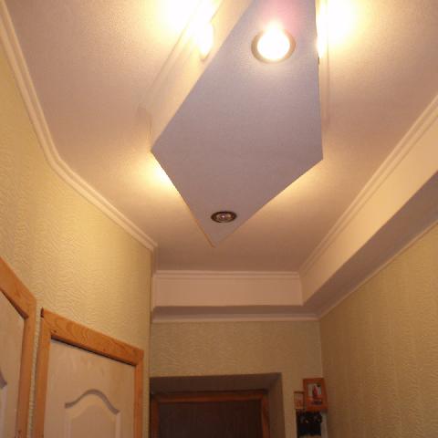 В прихожей коридоре комбинируются подвесные конструкции потолка