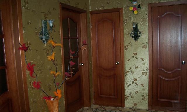 В типовой прихожей в квартире нет источника естественного освещения и в нее обращено несколько дверей