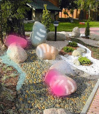 Цветные камни в саду