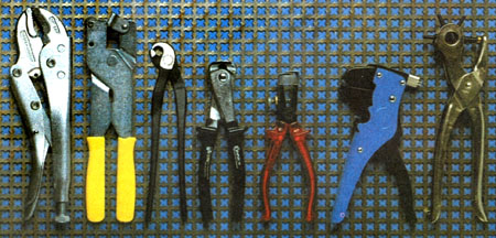 Комплект специальных клещей (слева направо): зажимные щипцы, клещи для работ с плиткой, дыропробивные клещи для плитки, кусачки, клещи для удаления изоляции и дыропробивные клещи-револьвер