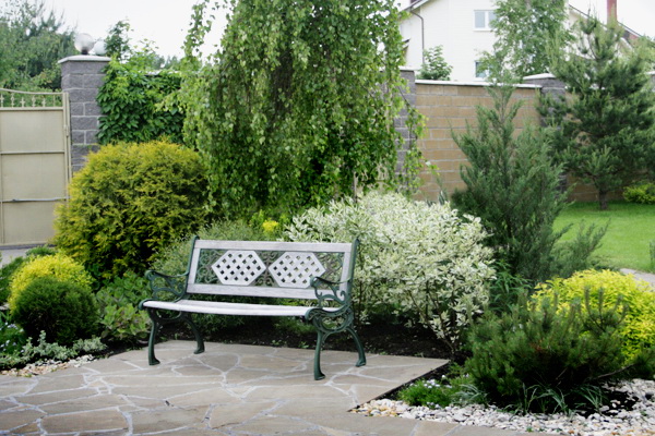 Озеленение места для отдыха в саду