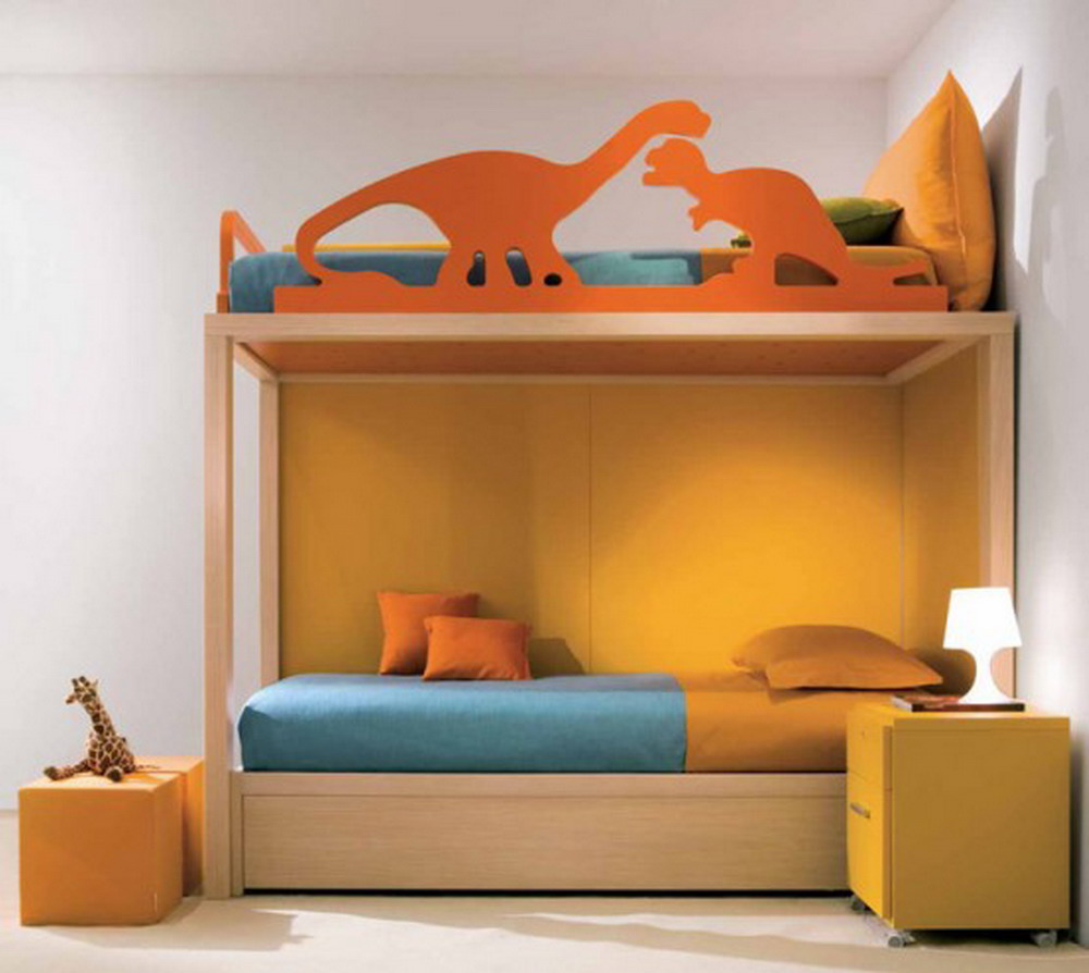 Двухъярусная кровать для маленьких мальчиков — хорошее решение для небольшой комнаты