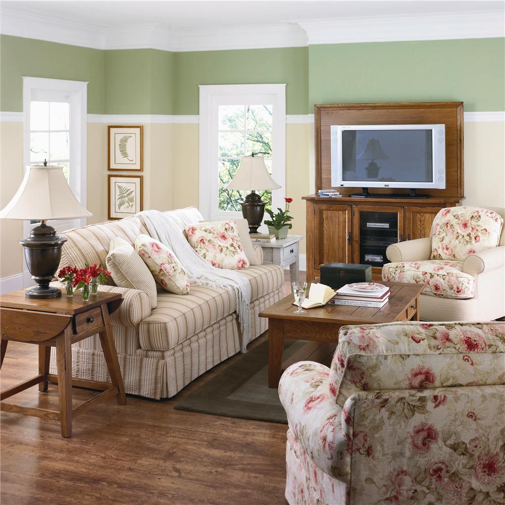 Фактура и рисунок на ткани в интерьере зала должен гармонировать с цветовым решением гостиной и общим стилем