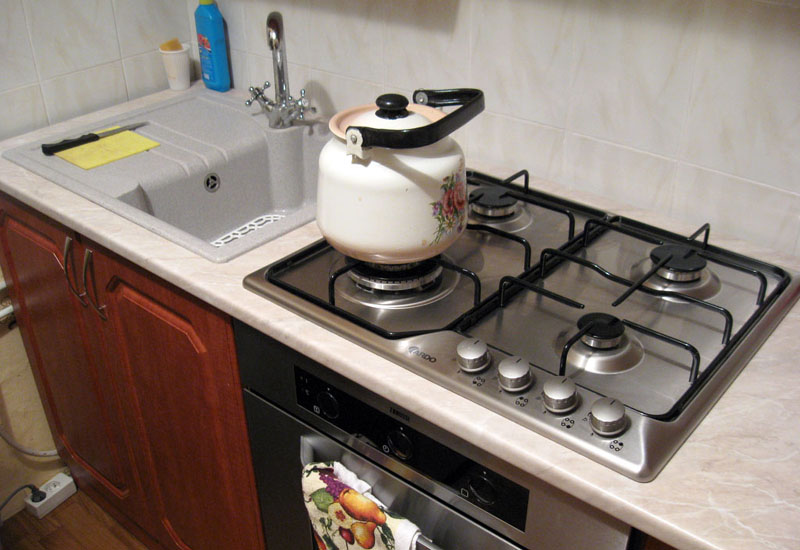 Применение в маленькой кухне встроенной техники и варочных панелей существенно экономит площадь