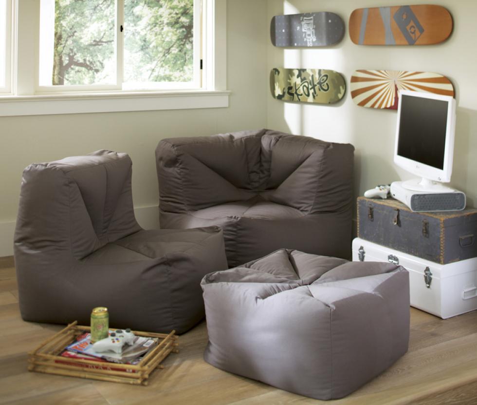 Пример группировки мебели в комнате для подростка в зону для отдыха