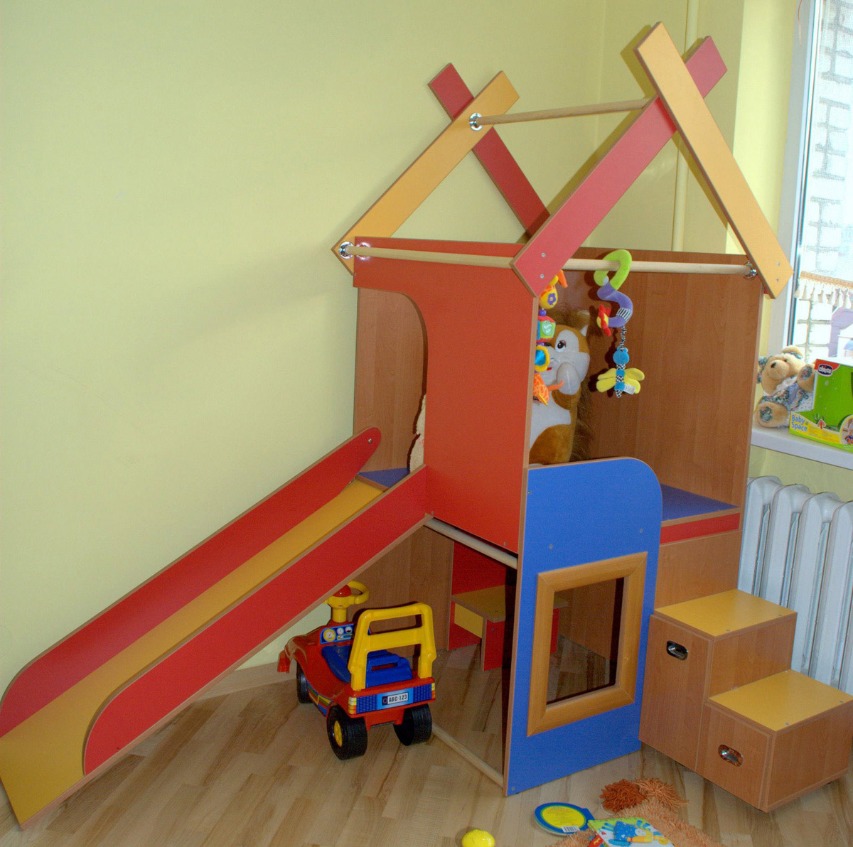 Игровую зону в детской легко можно создать с помощью уже готовой игровой мини-площадки