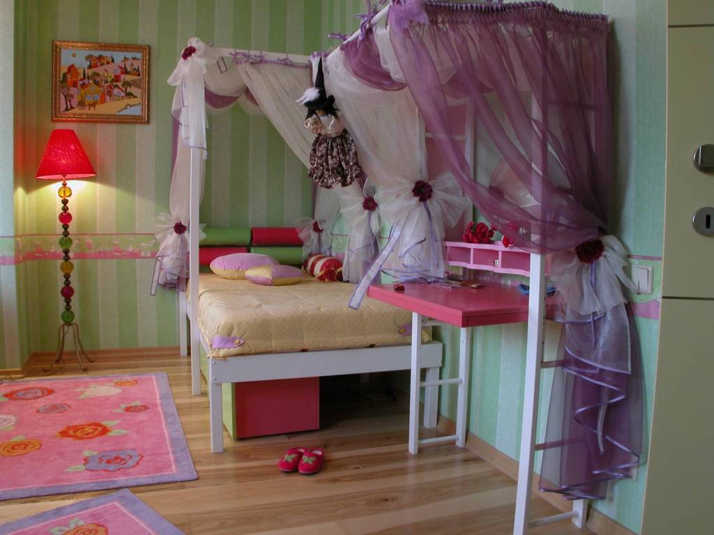 Пример несложного, но оригинального дизайна детской комнаты своими руками 