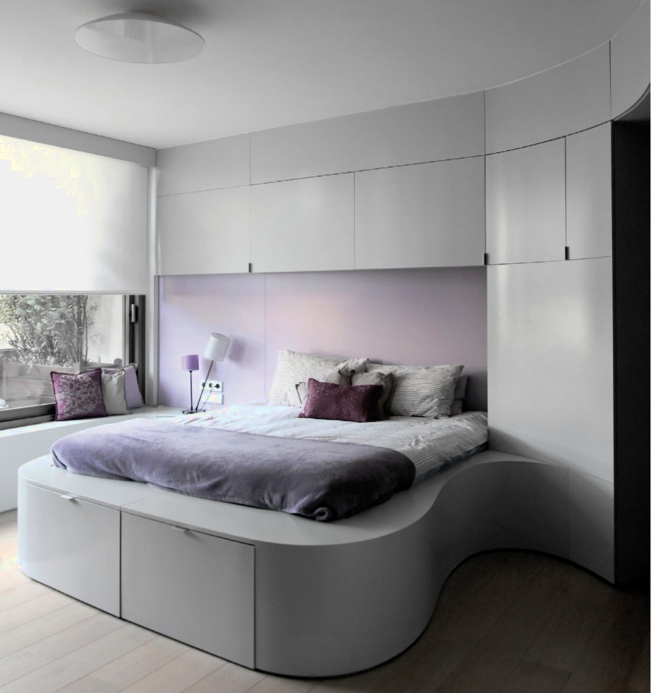 Пример оформления дизайна спальни в двухуровневой квартире — стиль минимализм