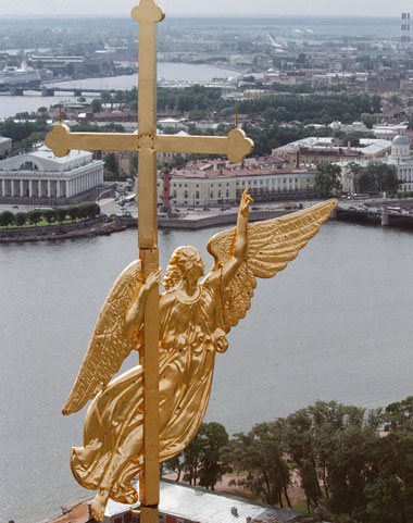 Флюгер в форме ангела на шпиле Петропавловского собора в Санкт-Петербурге