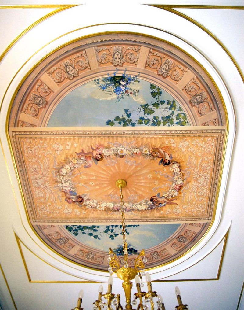 Гостиную в стиле классицизм прекрасно дополнит потолочная роспись