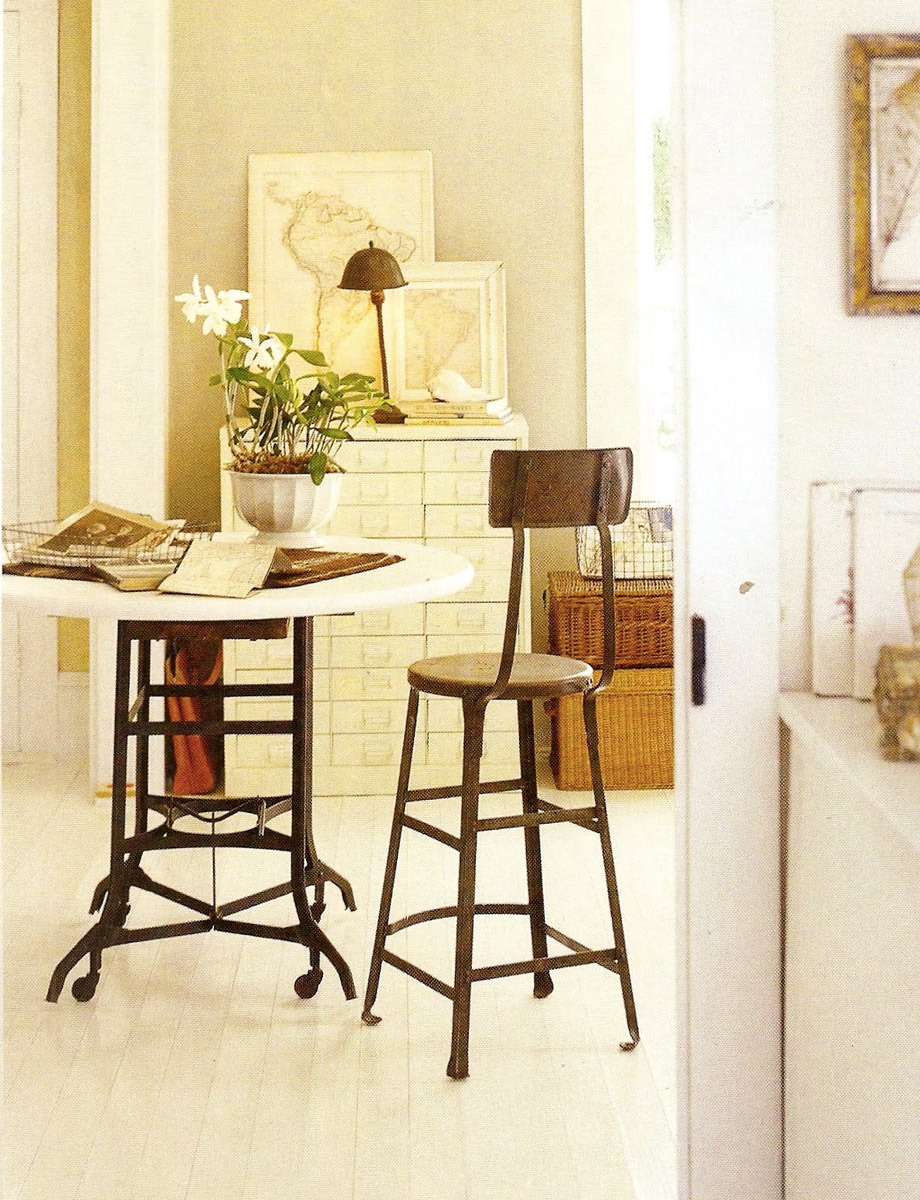 Плетеные корзины, деревяный стул и столик, белый шкафчик с множеством шухлядок