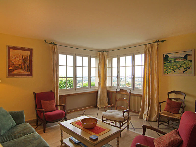 Большие окна обеспечивают достаточное количество дневного света, что важно для стиля прованс