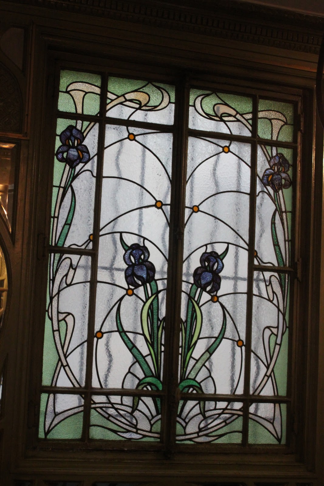 Витражные стекла – лучший способ оформить окно гостиной