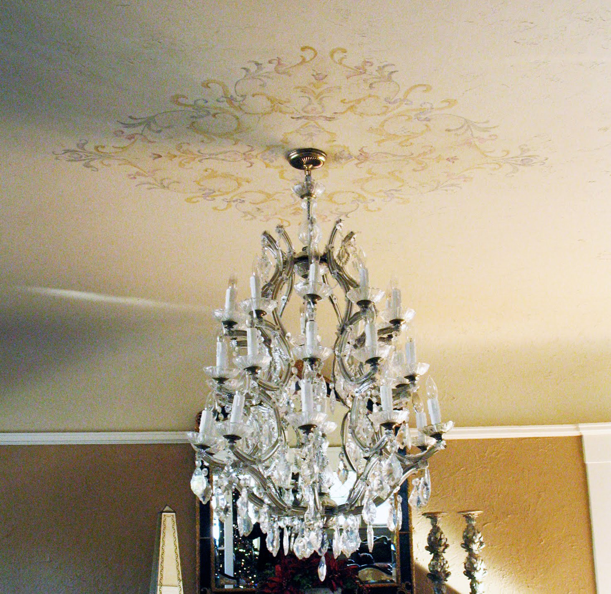 Потолок в гостиной модерн обычно украшается росписью или лепниной