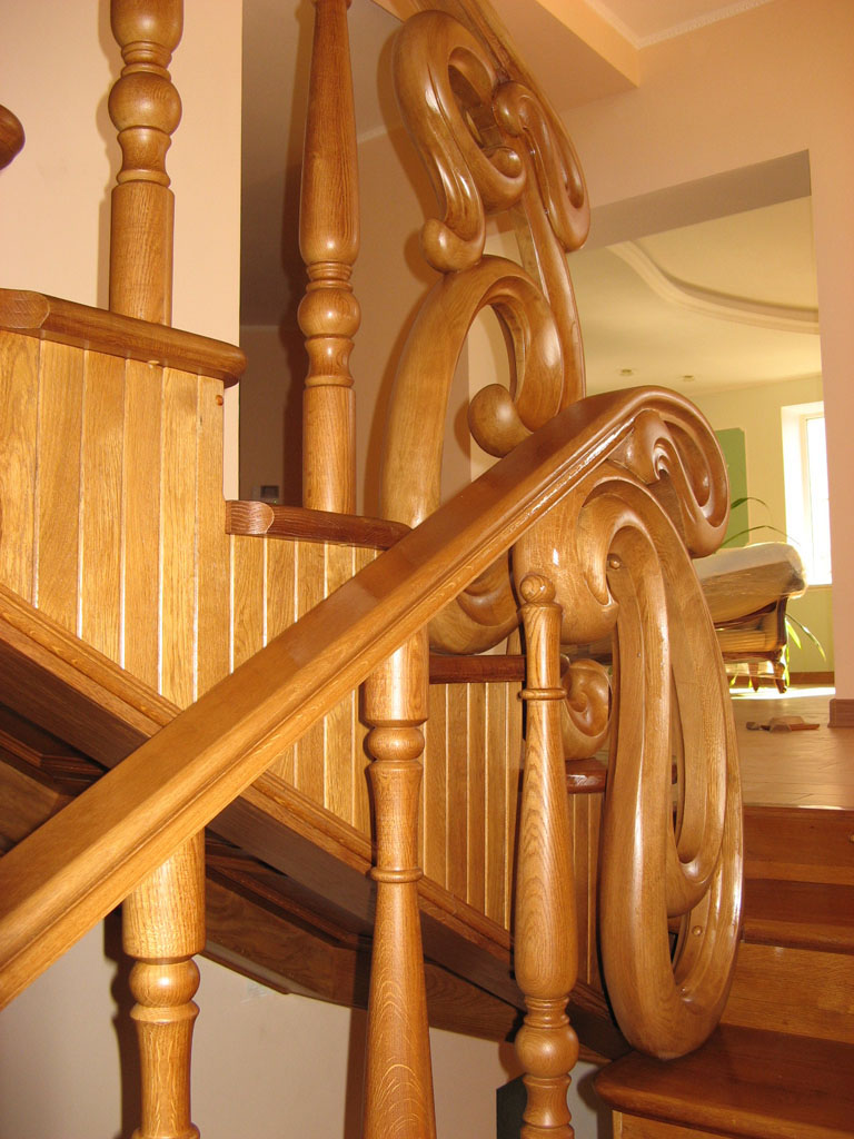 Лестница, ведущая в гостиную, исполнена в виде изгибающихся линий, характерна для стиля модерн