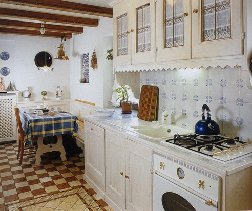Пол на кухне в стиле прованс покрывают, как правило, плиткой