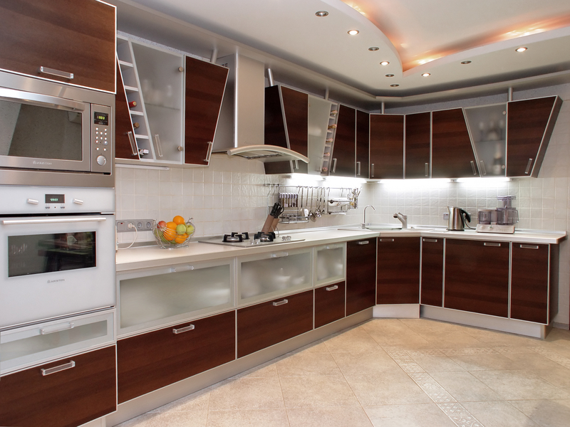 Многоуровневый потолок увеличит пространство кухни модерн