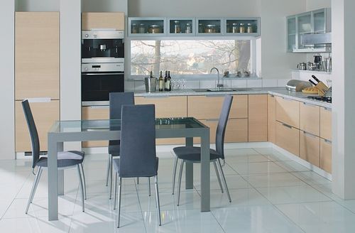 Вариант размещения встроенной мебели на кухне в стиле модерн