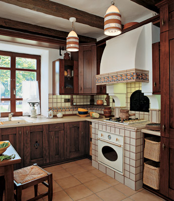 Светильники с орнаментом, деревянные балки на потолке – традиционные элементы кухни в украинском стиле