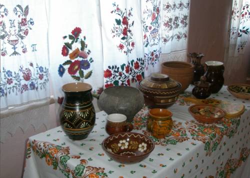 Расписная посуда – главный атрибут кухни в украинском стиле