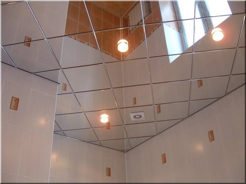 Зеркальный потолок прекрасно увеличивает пространство, несмотря на сложность в уходе