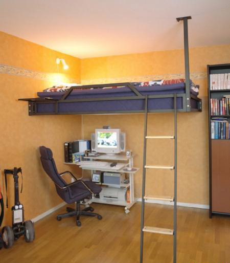 Пример вертикального оформления интерьера маленькой спальни