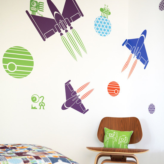 Детская комната, украшенная настенными наклейками
