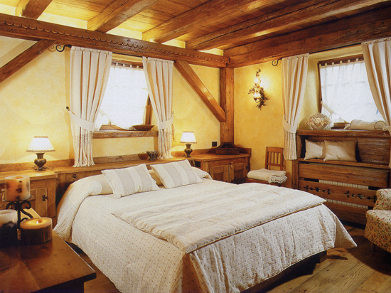 Спальня в стиле кантри с преимущественным использованием дерева