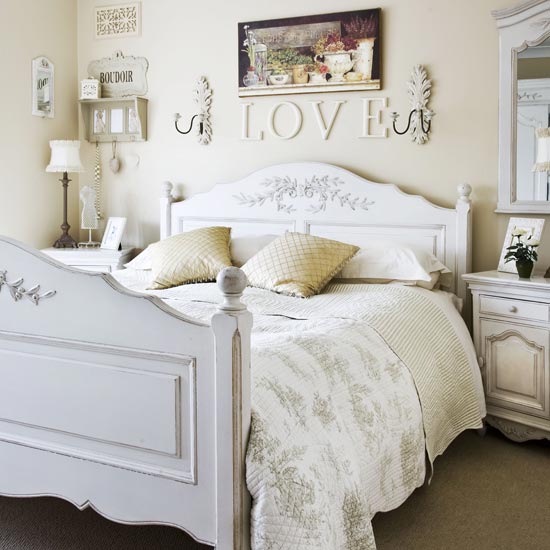 Спальня в стиле кантри в пастельных тонах