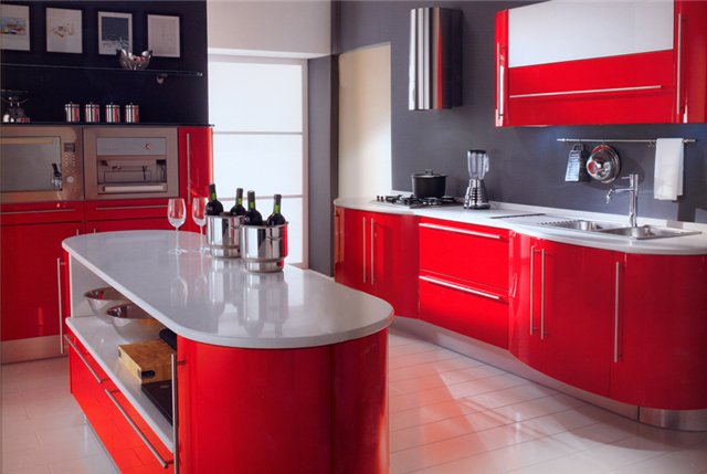 Характерная цветовая гамма кухни хай-тек — контрастные серый и красный цвета