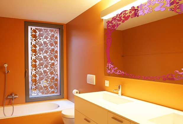 Малюнки на склі та дзеркалі дуже популярний декор для ванних кімнат