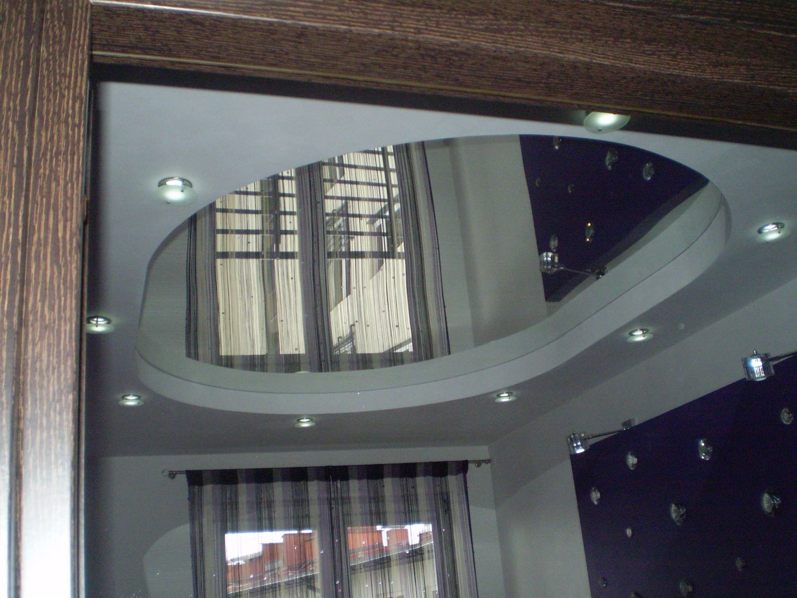 Натяжной потолок из полистирола прекрасно имитирует одно большое зеркало