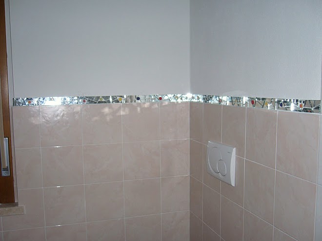 Плиткова дзеркальна облямівка у ванній кімнаті