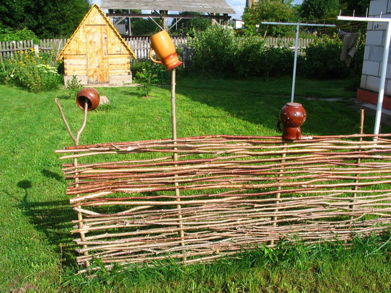 Плетеный забор традиционный для украинского села