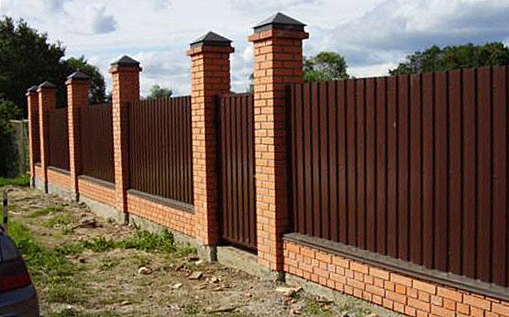 Комбинированный забор из кирпича и профнастила