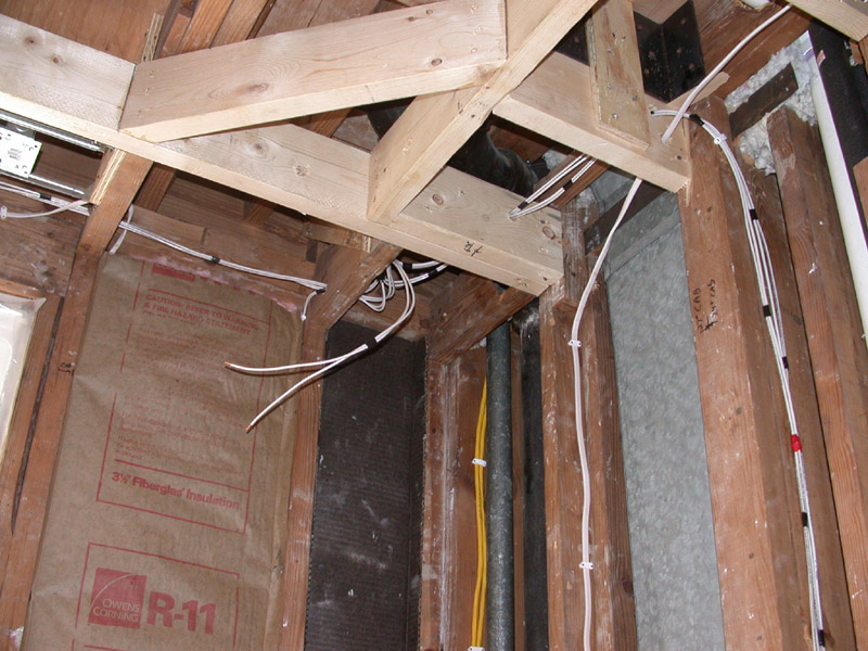 Внутренняя электропроводка в межэтажном перекрытии деревянного дома