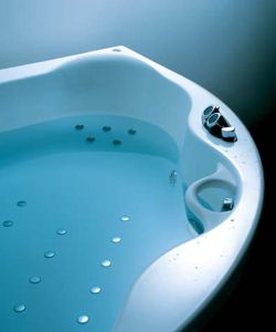 Гидромассажная ванна, наполненная водой