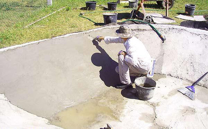 Чаша искусственного пруда может быть выполнена из бетона