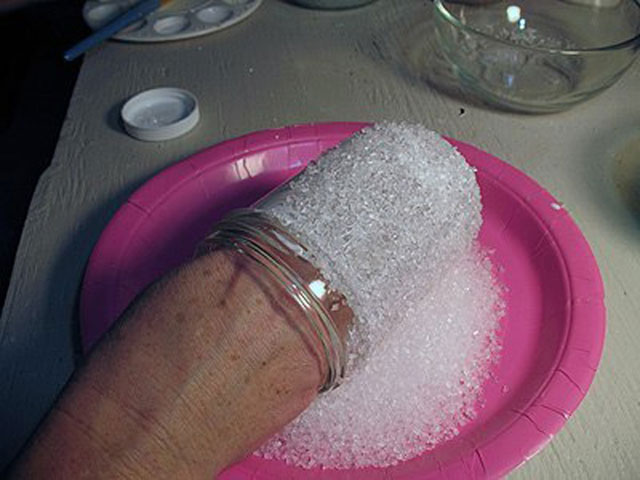 Обваливаем банку в бисере/соли