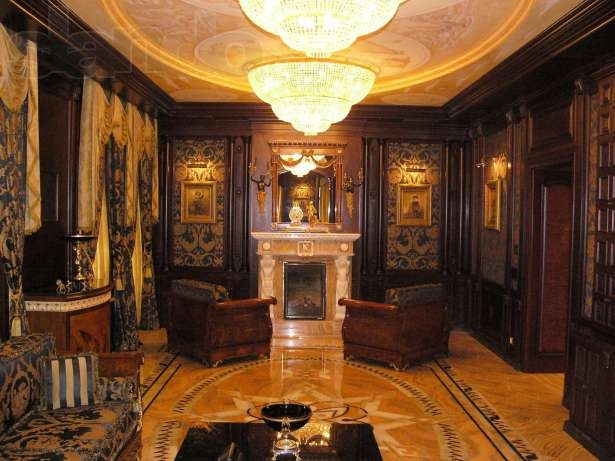 1. На вулиці Володимирській за $15 000