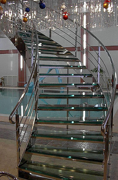Пример металлической лестницы с стеклянными ступенями