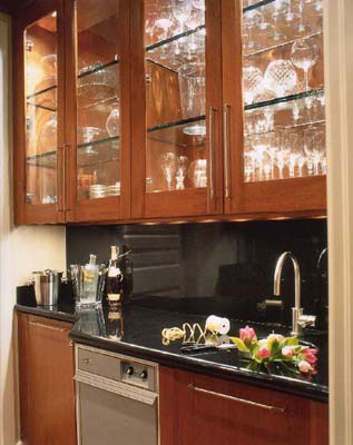 Меблі для кухні із скляними фасадами