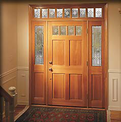 Входная однопольная деревянная дверь с глухими боковинами