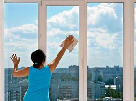 Мыть окна лучше прохладной водой