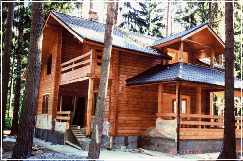 Брусчатий дерев'яний дом