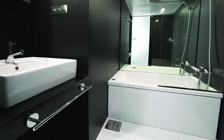 Мебель в черно-белой ванной в стиле минимализм имеет строго черный цвет и строгие формы
