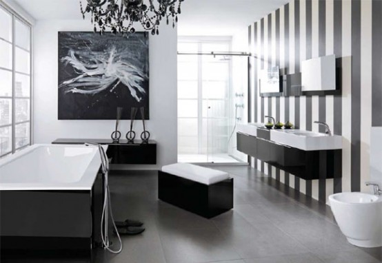 Выкладывание плитки полосами создает эффект расширения ванной комнаты